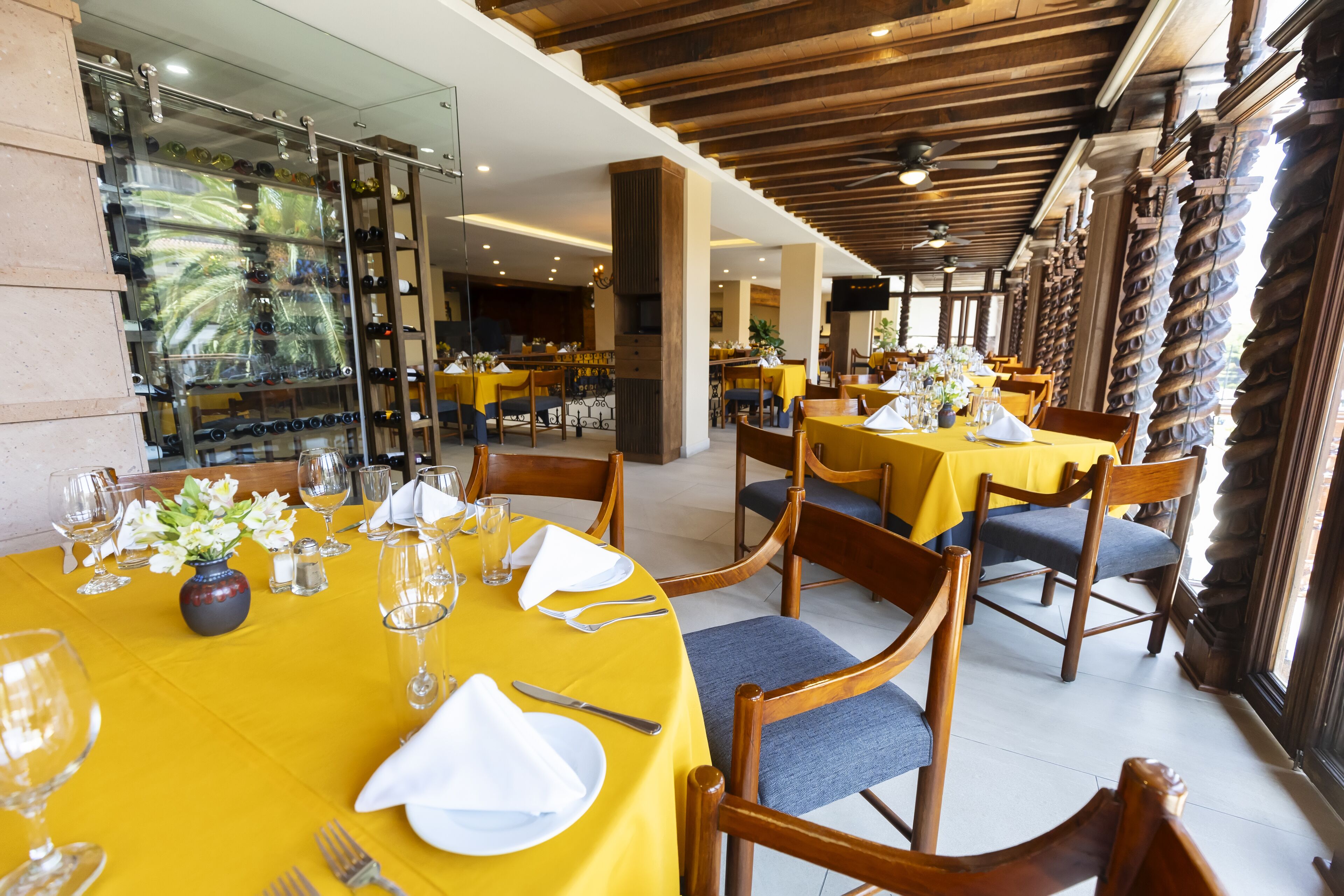 Se sirven comidas y cocina local e internacional; con vista al jardín 