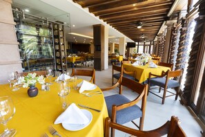 Se sirven almuerzos y cocina local e internacional, con vista al jardín 