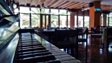 Se sirven almuerzos y cocina local e internacional, con vista al jardín 