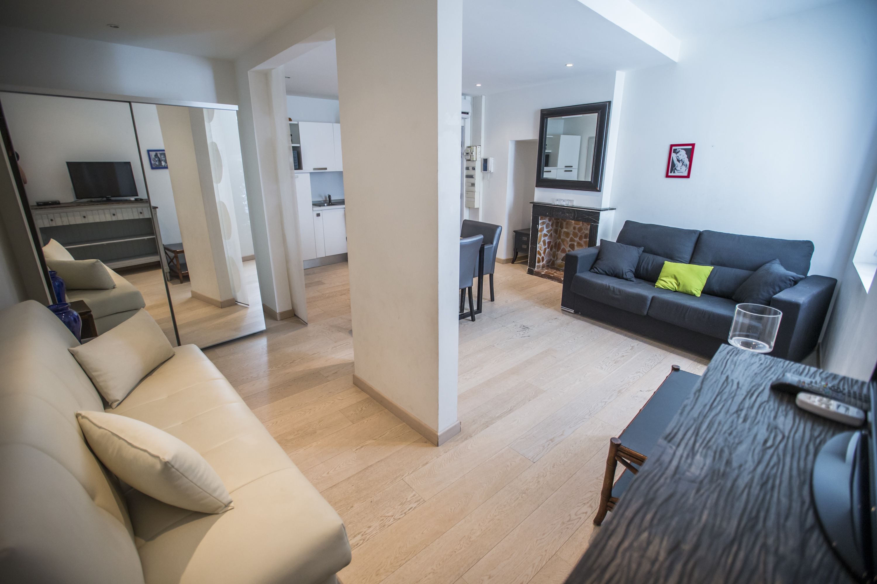 Comfort studio (4 persons) | Een bureau, geluiddichte muren, een strijkplank/strijkijzer