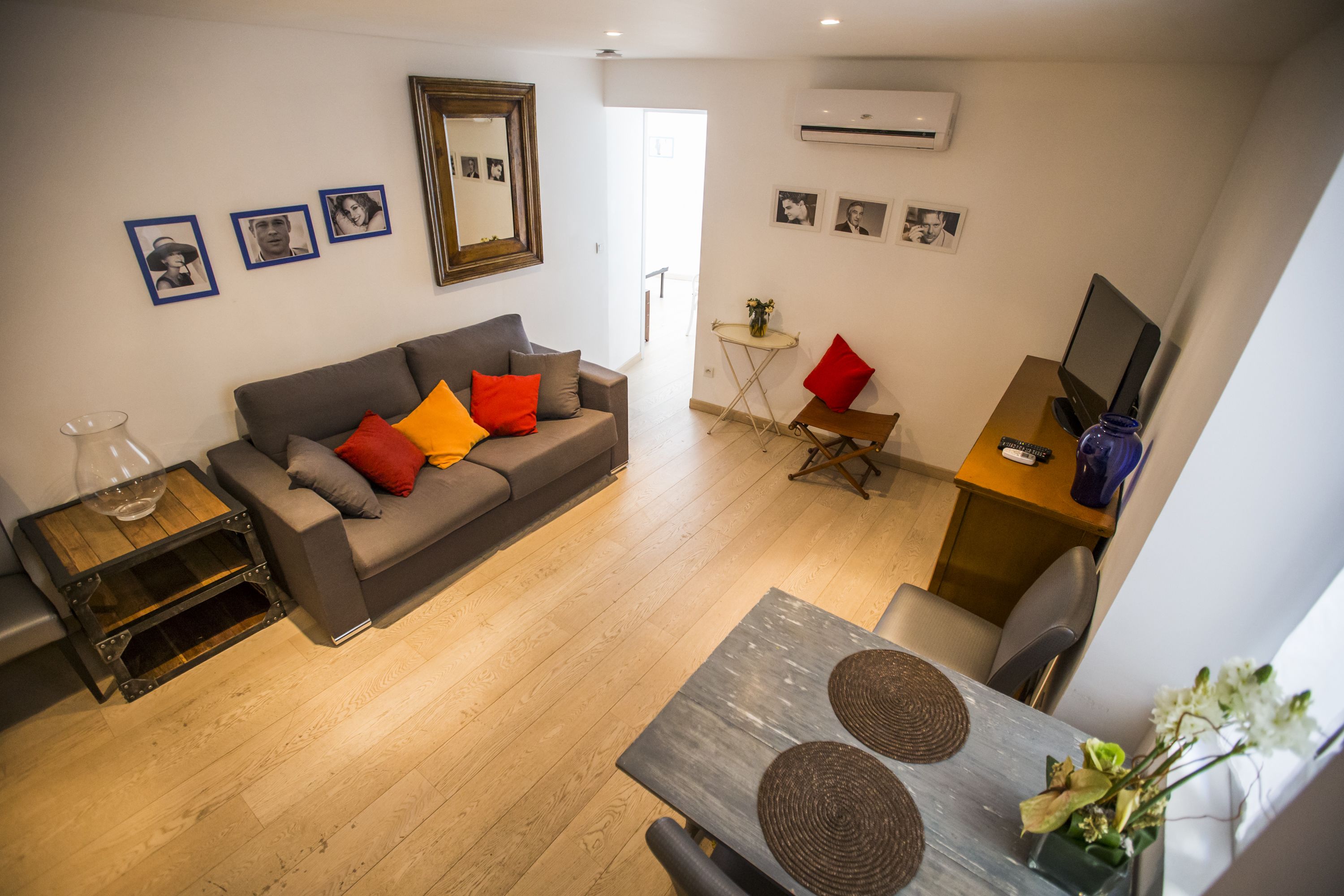 Ein Wohnzimmer mit einer Couch, einem Couchtisch und einem Essbereich mit Tisch und Stühlen.