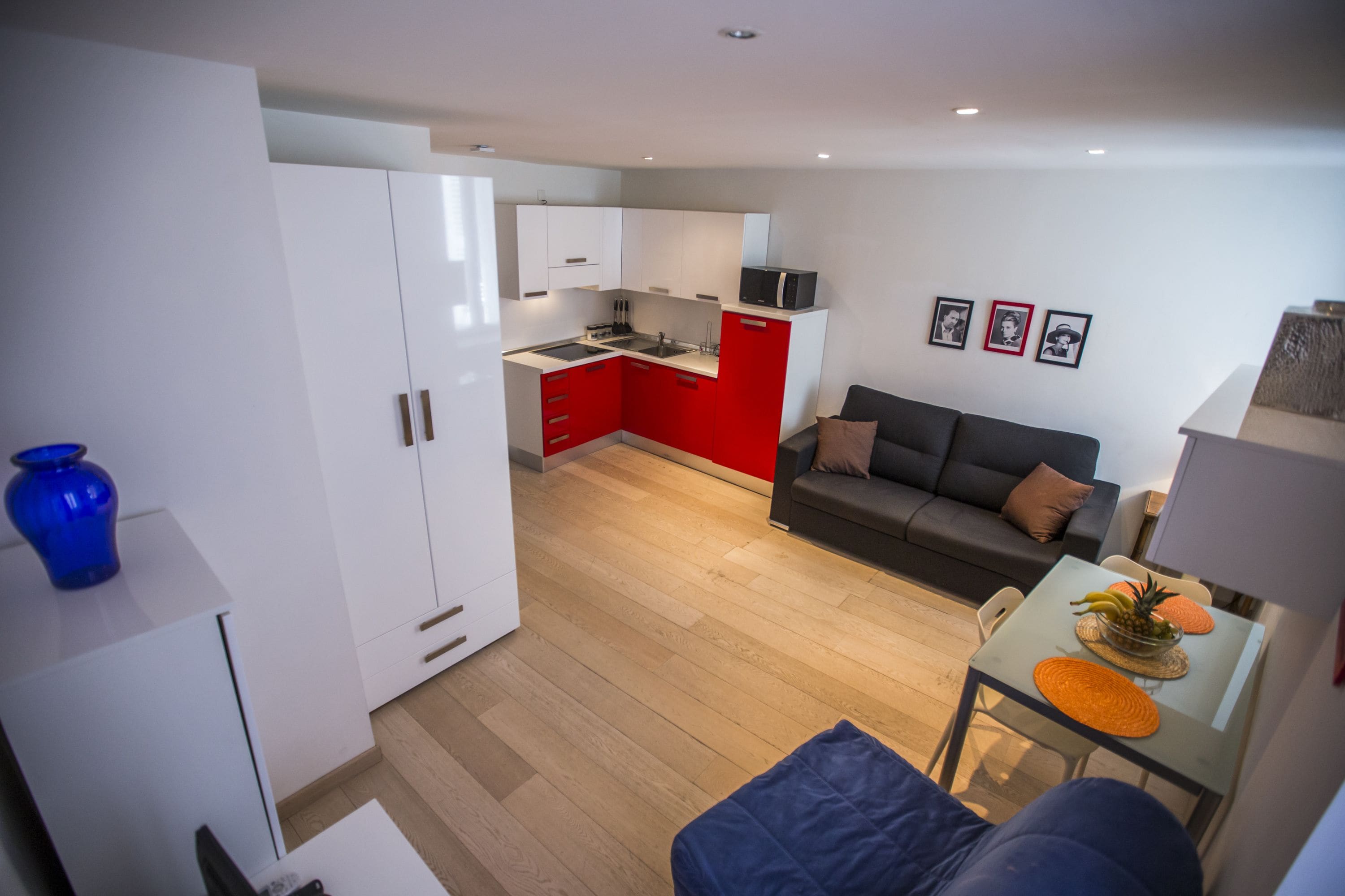 Un appartamento moderno con cucina, soggiorno e sala da pranzo.