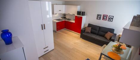 Un appartamento moderno con cucina, soggiorno e sala da pranzo.