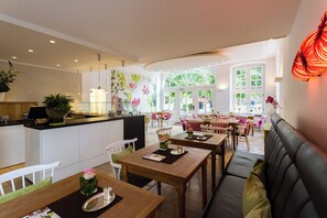 2 restaurants servant le déjeuner et le dîner, plats Cuisine régionale