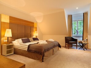 Minibar, coffres-forts dans les chambres, bureau, lits bébé (gratuits)