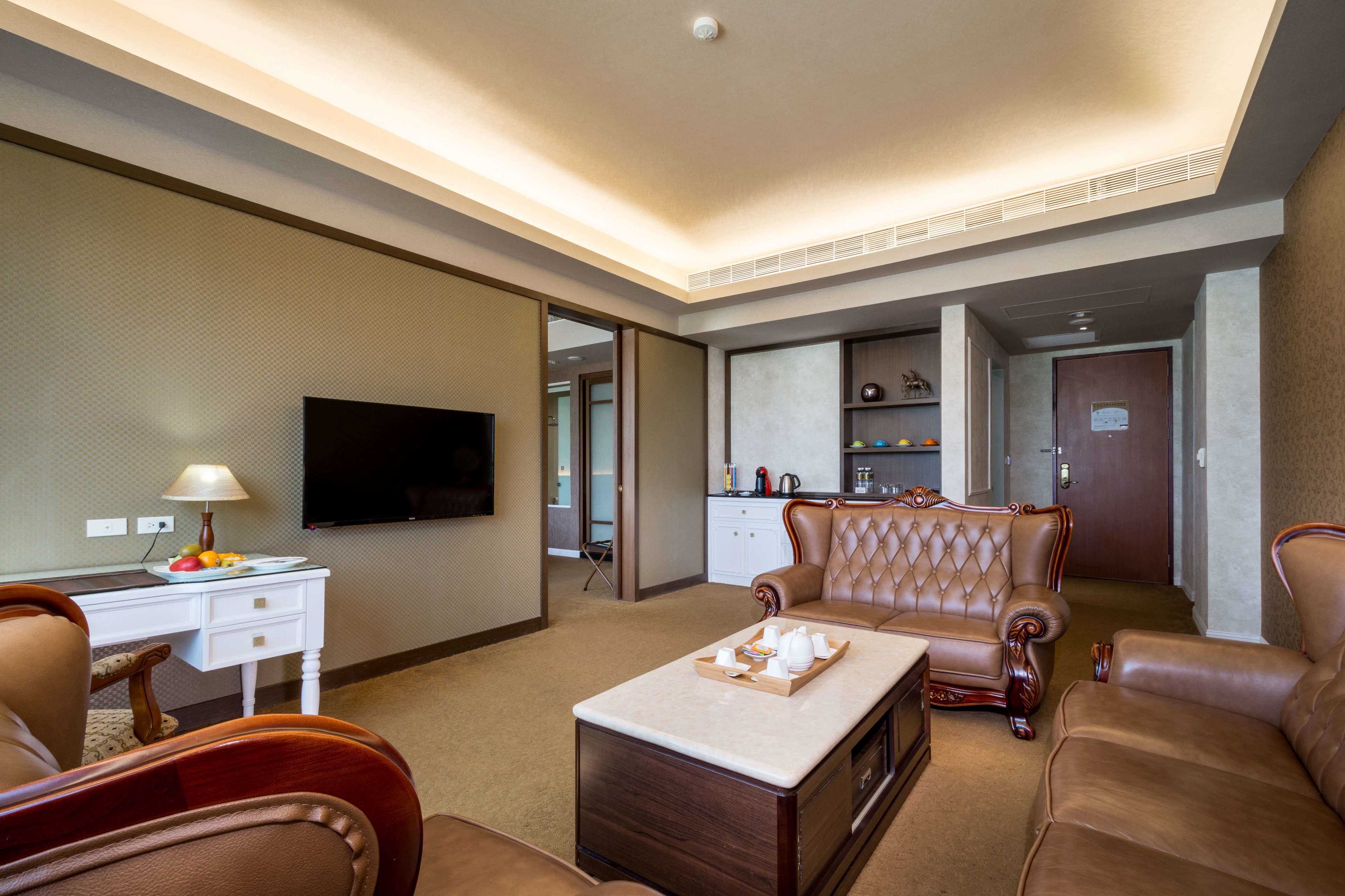 premium studio suite, 1 queen bed, city view, tower | living area | 42-inch lcd tv with cable channels, tv