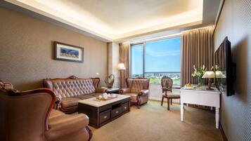 Luxury Studio Suite, 1 Queen Bed, City View, Tower | Premium bedding, in-room safe, desk, blackout drapes