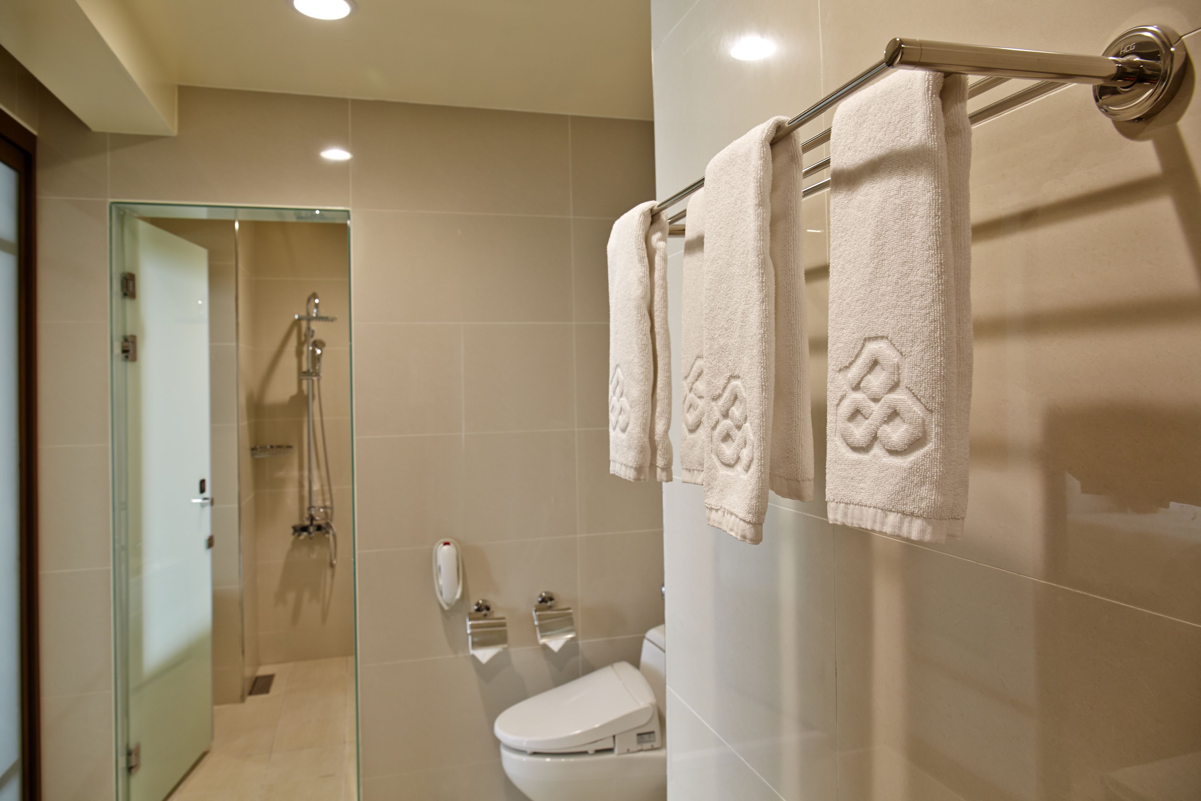 premium studio suite, 1 queen bed, city view, tower | bathroom | hair dryer, towels, shampoo, toilet paper