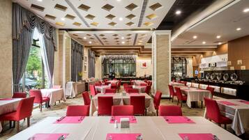 Daily continental breakfast (TWD 700 per person)