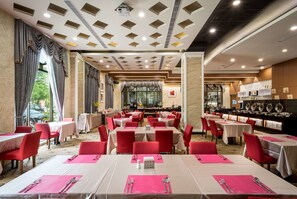 Kontinental frokost hver dag (TWD 700 per person)