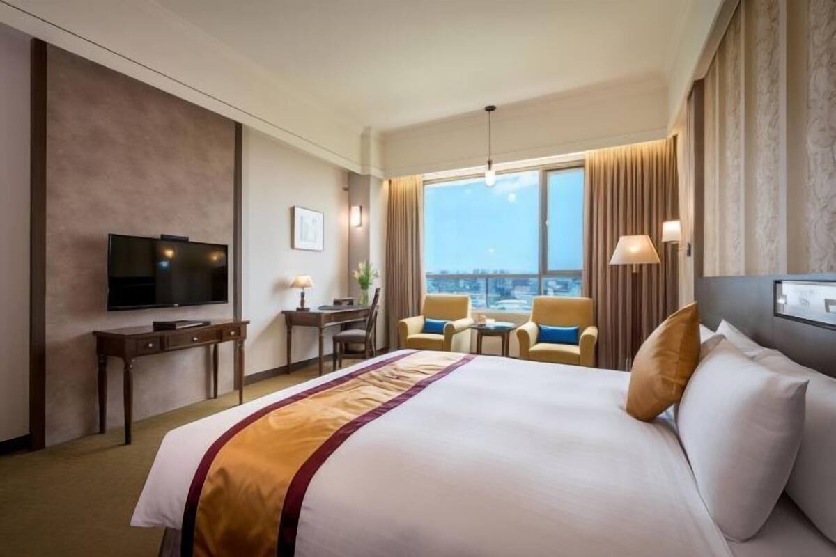 Hochwertige Bettwaren, Zimmersafe, Schreibtisch, Verdunkelungsvorhänge