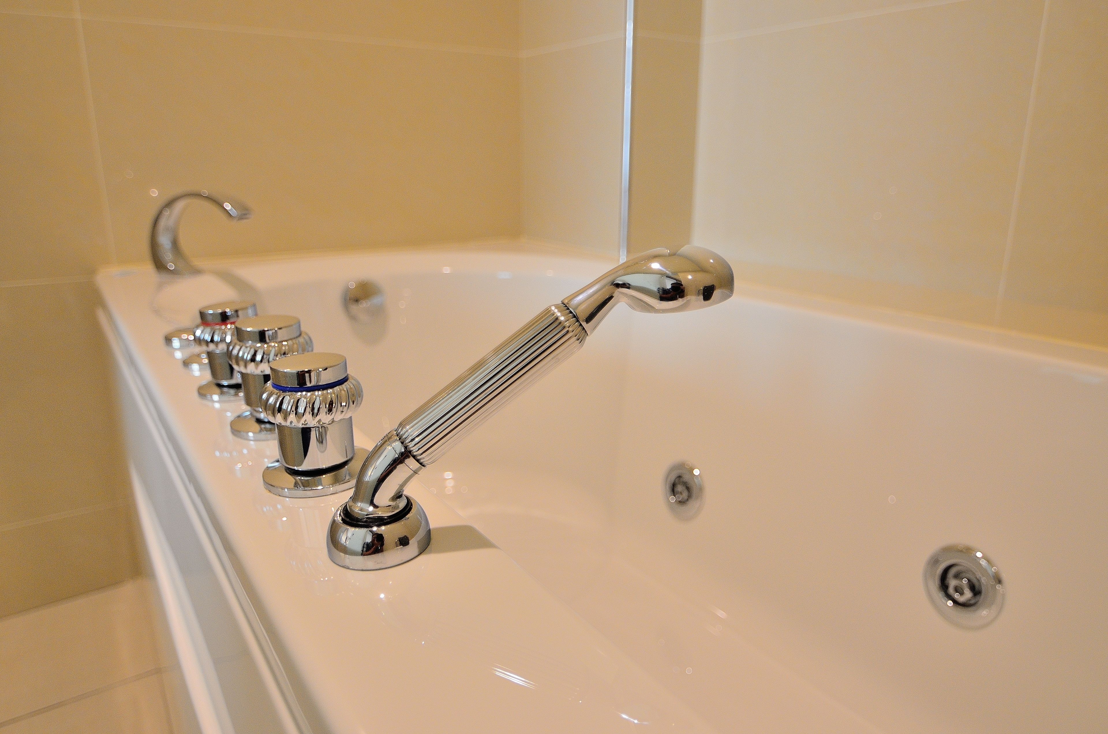 Un baño con bañera, ducha y grifo.