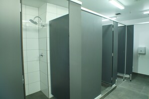 Shared bathroom - Melbourne city backpackers (Melbourne)