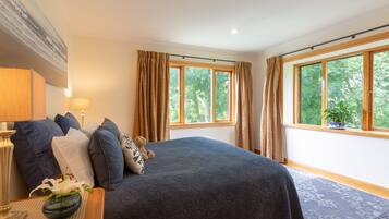 Deluxe Mt. Crusader Suite | Egyptian cotton sheets, premium bedding, free minibar items