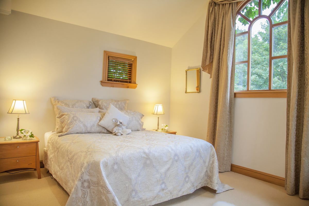Suite Deluxe, 1 habitación, baño en la habitación, vista a la colina | Sábanas de algodón egipcio y ropa de cama de alta calidad