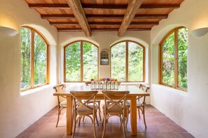 Three Bedroom Cottage, Includes Breakfast | In-room dining