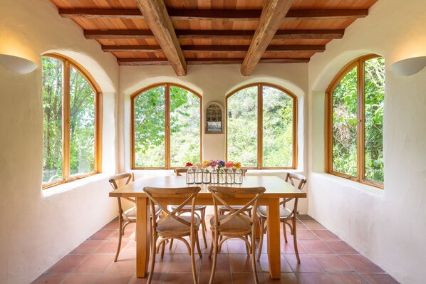 Three Bedroom Cottage, Includes Breakfast | In-room dining