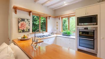 Three Bedroom Cottage, Includes Breakfast | Private kitchen