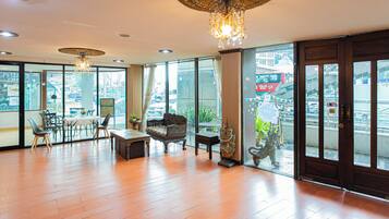 Área de estar no saguão