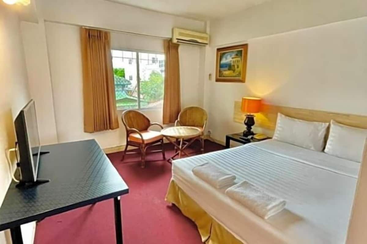 1 slaapkamer, een bureau, een laptopwerkplek, gratis wifi