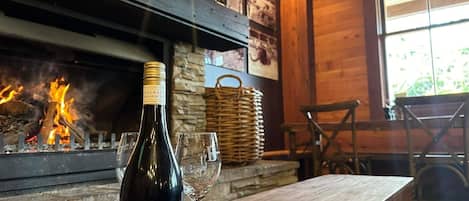 Melayani makan siang dan makan malam dengan santap malam alfresco