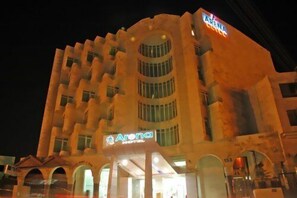 Vista frontal de la propiedad por la tarde o noche