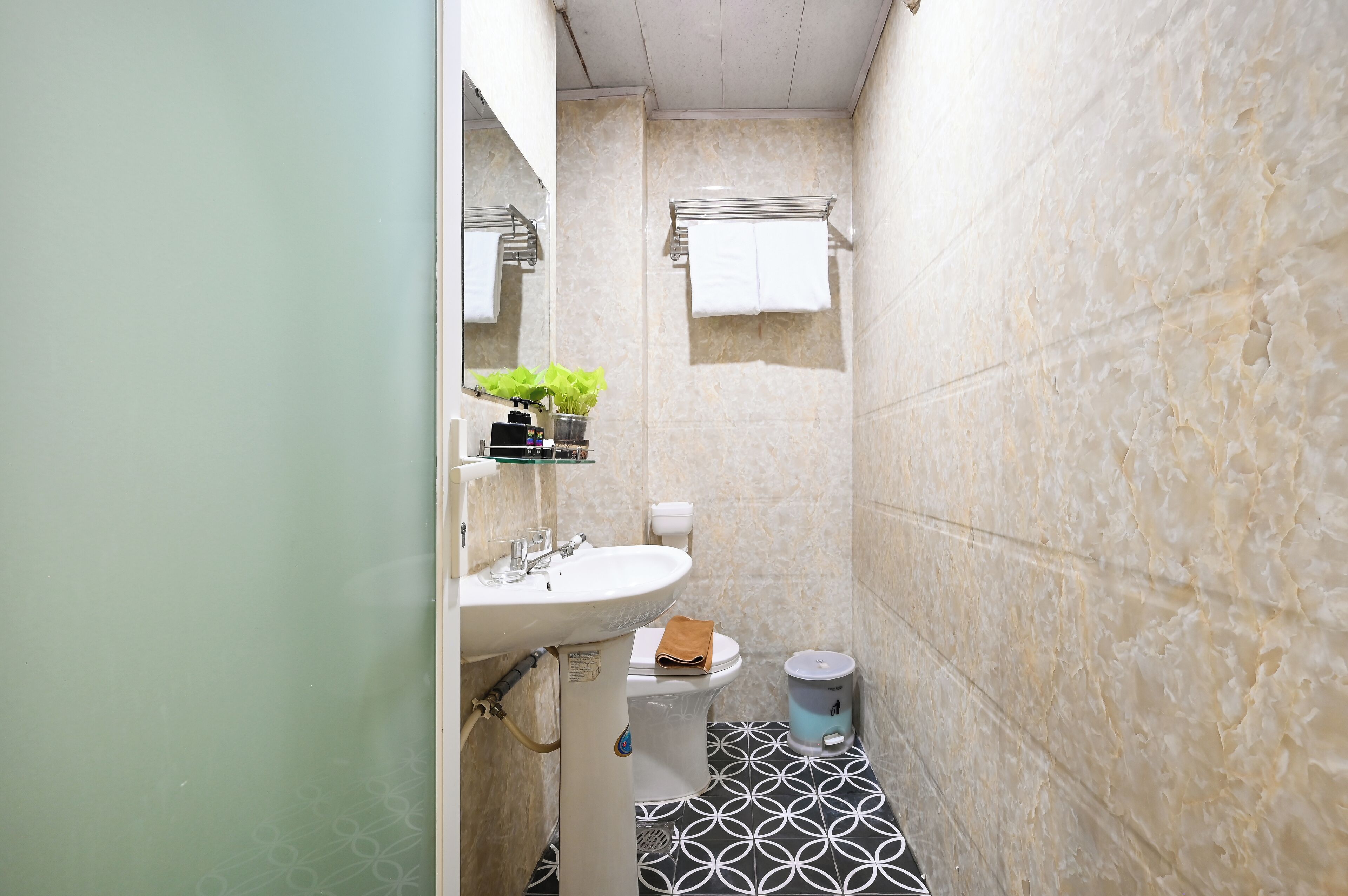 Chambre Double Standard | Salle de bain | Douche, articles de toilette gratuits, sèche-cheveux, chaussons