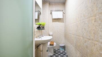 Kahden hengen standard-huone | Kylpyhuone | Suihku, ilmaiset hygieniatuotteet, hiustenkuivaaja, tohvelit