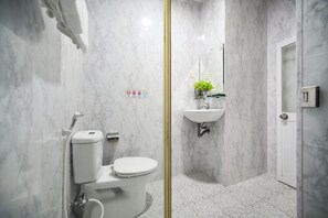 Bathroom - Ha Vy Hotel (Ho Chi Minh City)