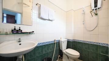 Superior Double Room | Bathroom | Shower, free toiletries, hair dryer, slippers