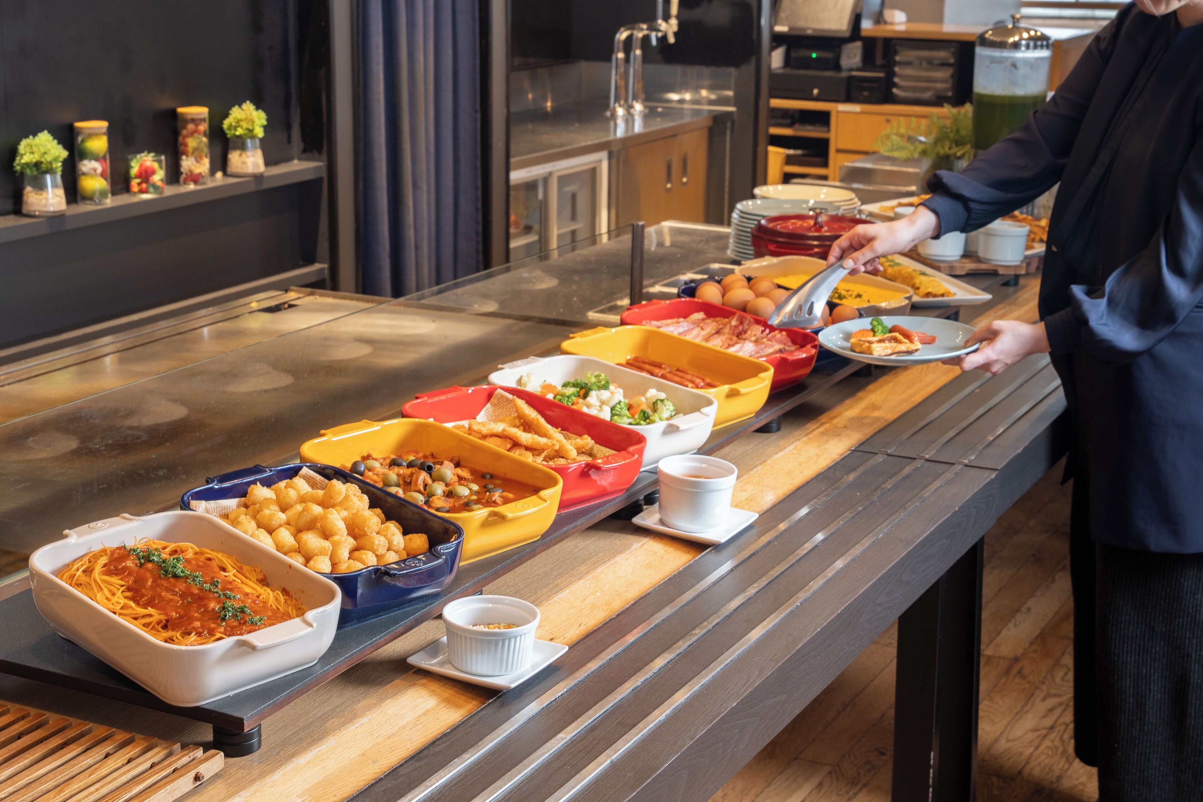 daily buffet breakfast (jpy 2800 per person)