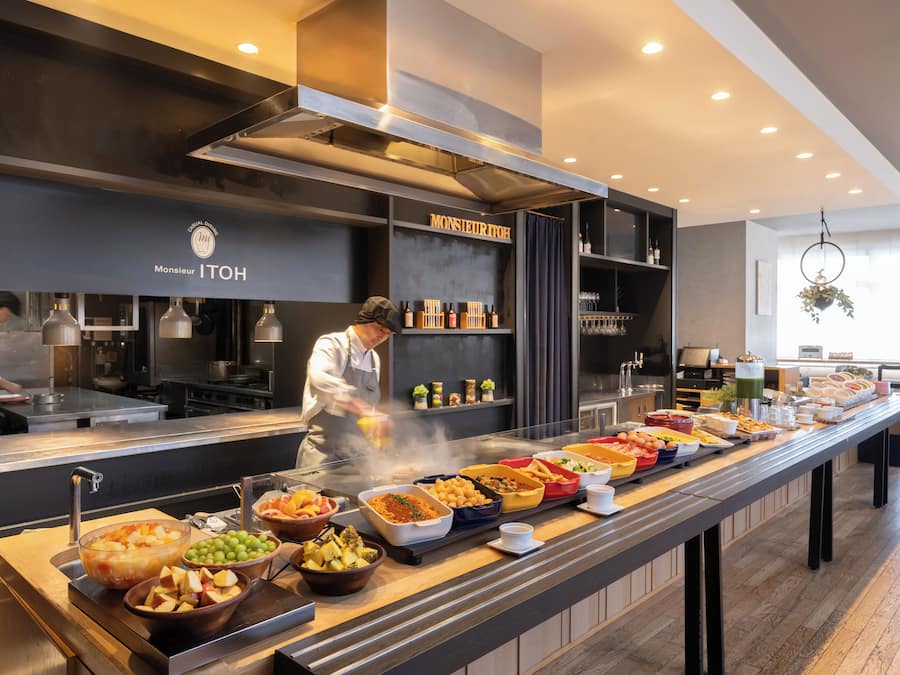 Daily buffet breakfast (JPY 2800 per person)