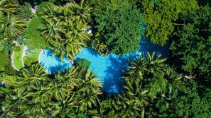 3 kolam renang outdoor, dengan payung kolam renang dan kursi berjemur