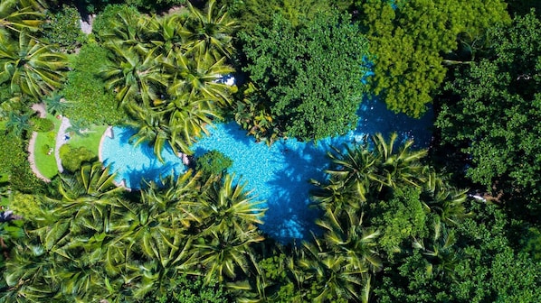 3 kolam renang terbuka, payung kolam, kerusi lepak pantai 