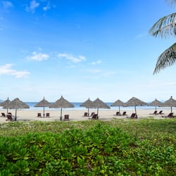 Spiaggia privata, sabbia bianca, lettini da mare, ombrelloni