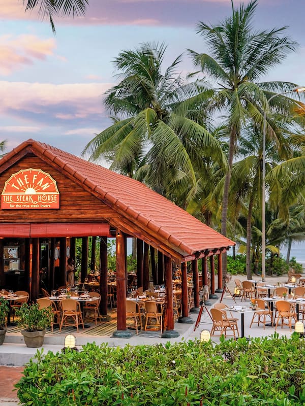 4 restaurants, breakfast, lunch, dinner served; Asian cuisine