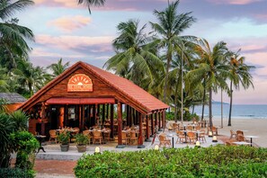 6 restoran, sarapan, makan tengah hari dihidangkan; masakan Asia