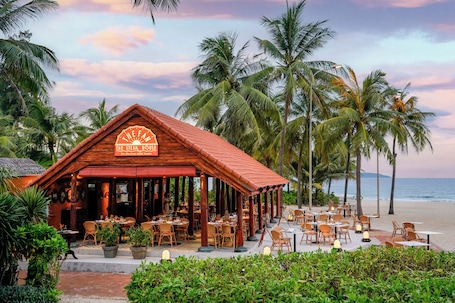 4 restaurants, breakfast, lunch, dinner served; Asian cuisine