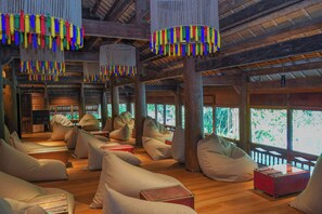 6 restaurants, breakfast, lunch, dinner served; Asian cuisine