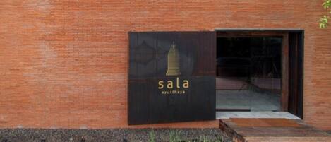 Un edificio de ladrillo con un cartel que dice 'sala' y 'yutthaya'.