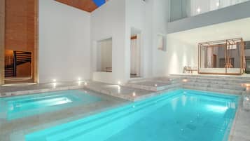 สระว่ายน้ำกลางแจ้ง