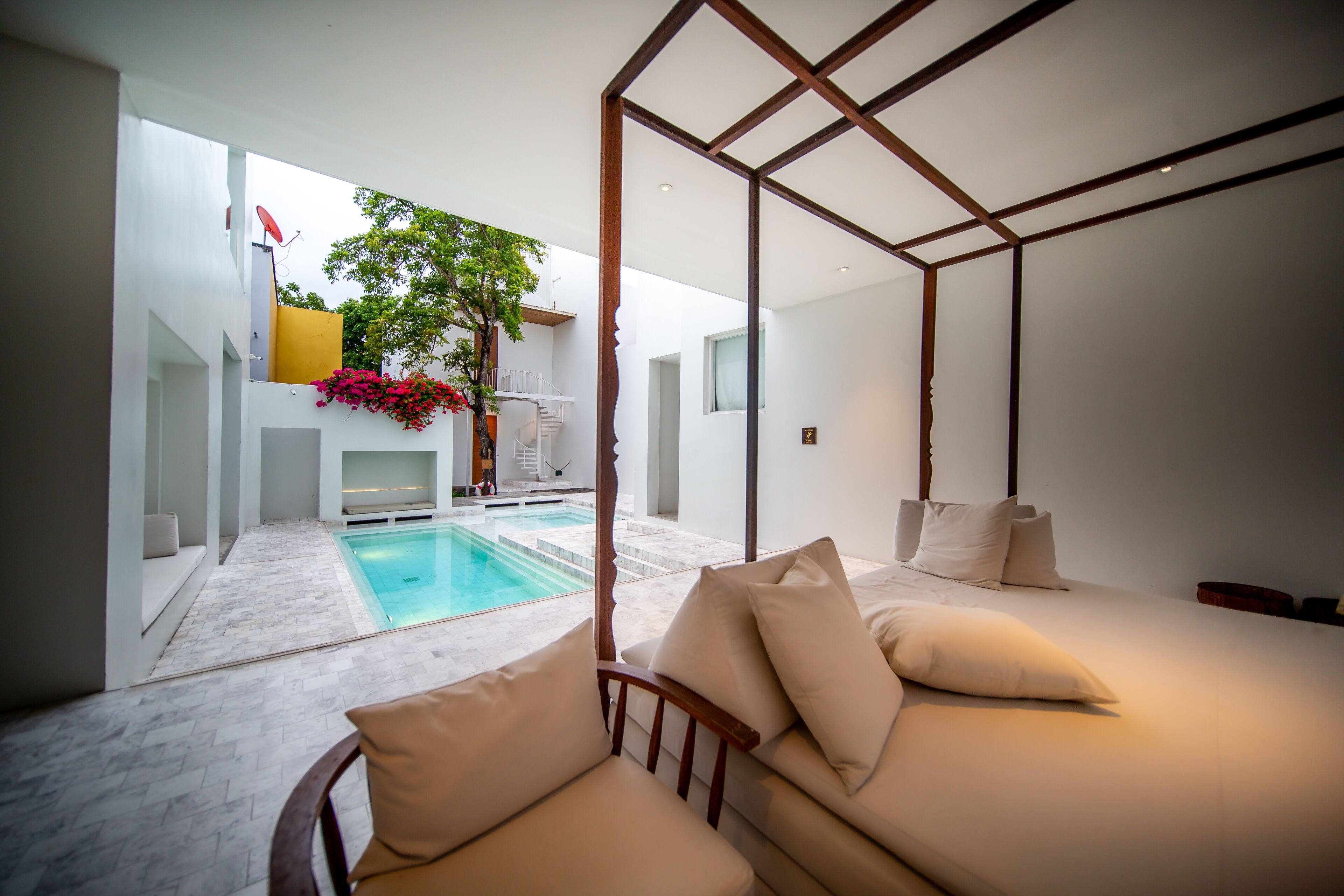 32-inch lcd tv with cable channels, tv, dvd player