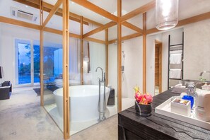 Deluxe River View Terrace | Bathroom | Separate tub and shower, deep soaking tub, free toiletries, hair dryer - Sala Ayutthaya (Ayutthaya)