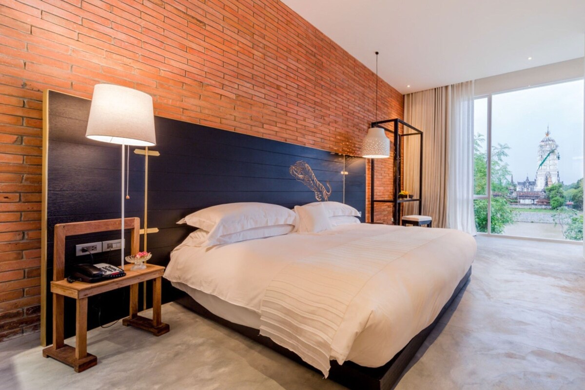 Deluxe River View | Hypo-allergenic bedding available, minibar, in-room safe, desk