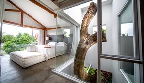 Two Bedroom Duplex River View Suite | Ropa de cama hipoalergénica y minibar 