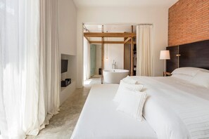 One Bedroom Pool Suite | Bathroom | Separate tub and shower, deep soaking tub, free toiletries, hair dryer - Sala Ayutthaya (Ayutthaya)