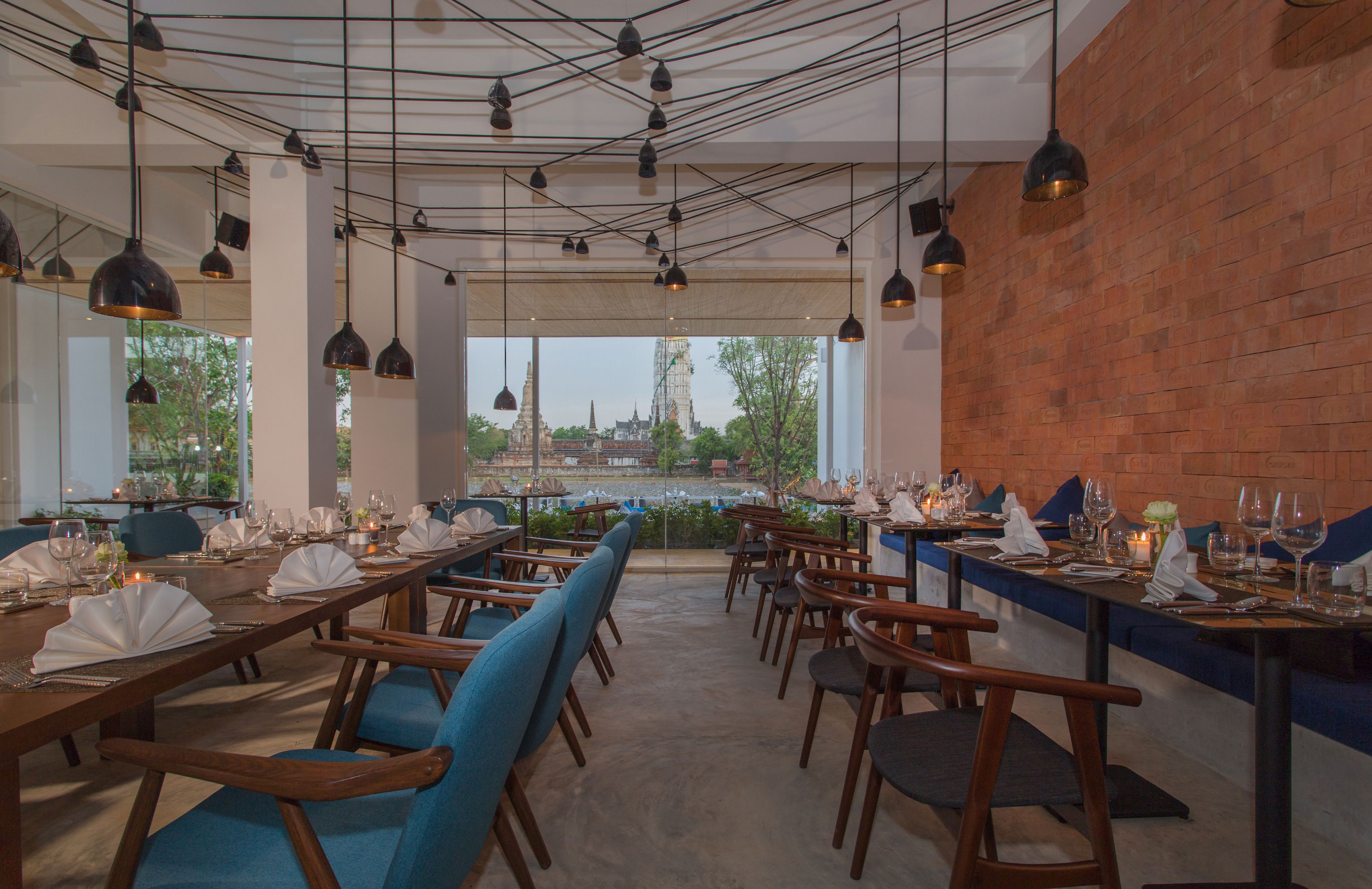 breakfast, lunch, dinner served; international cuisine