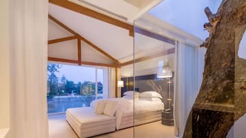 Two Bedroom Duplex River View Suite | Roupas de cama antialérgicas, frigobar, cofres nos quartos, escrivaninha
