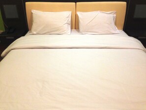Premium bedding, desk, blackout drapes, soundproofing - PT Court (Bangkok)