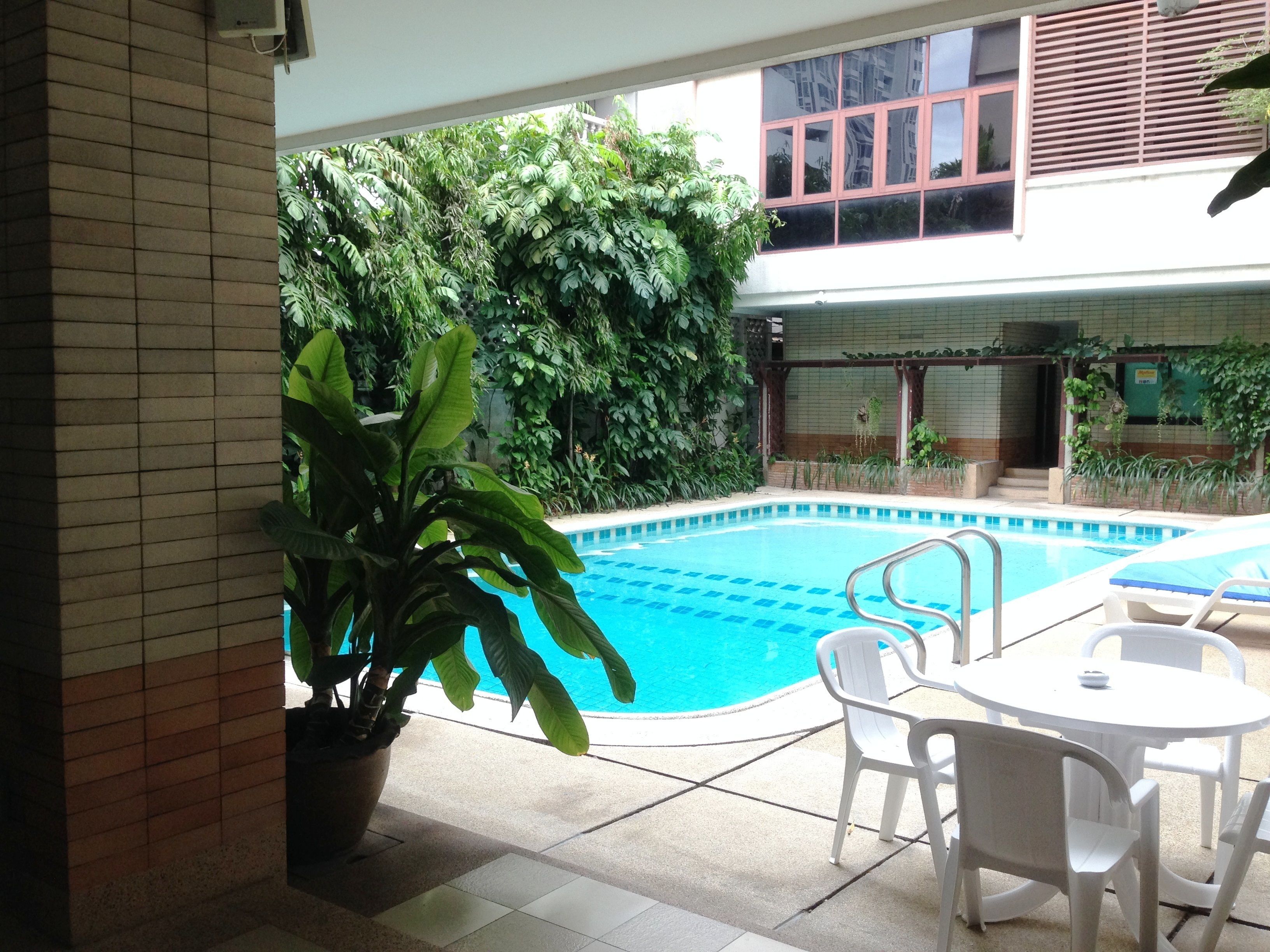 室外游泳池，提供日光浴躺椅